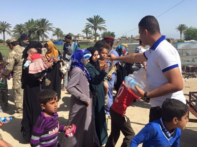 حملات مدنية تقدم المساعدات لنازحي الانبار على جسر بزيبز