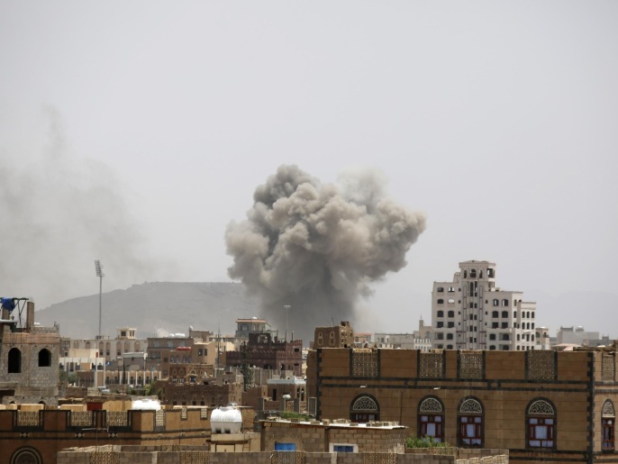 أعمدة الدخان تتصاعد من موقع باليمن قصفته سابقا طائرات التحالف العربي (أسوشيتد برس)