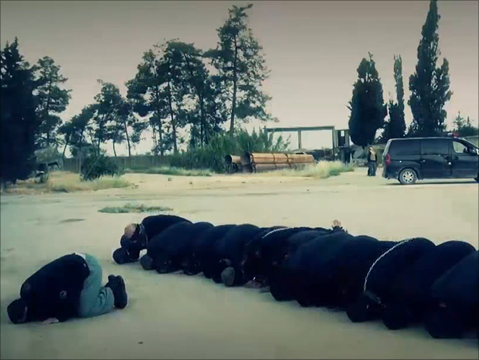 ‪عناصر تنظيم الدولة يؤدون صلاة الجماعة قبل إعدامهم‬ (ناشطون)
