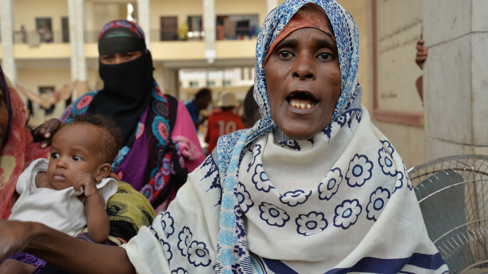‪‬ مريم حسن نازحة يمنية تقيم مع لاجئين صوماليين داخل مدرسة في عدن(الجزيرة)