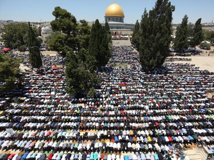أدى قرابة ربع مليون فلسطيني صلاة الجمعة الرابعة من شهر رمضان المبارك، في المسجد الأقصى اليوم، قدموا من مختلف المدن والبلدات والمناطق.