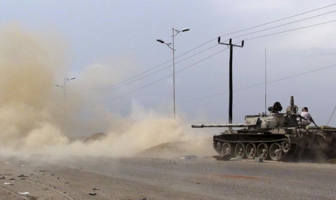 Anti-Houthi fighters of the Southern Popular Resistance fire from a tank in Yemen's southern port city of Aden May 28, 2015. REUTERS/Stringer