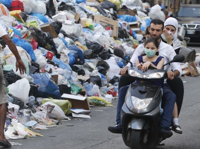 النفايات المتجمعة على الطرقات في مناطق مختلفة من بيروت في لبنان - بيروت - يوليو 2015