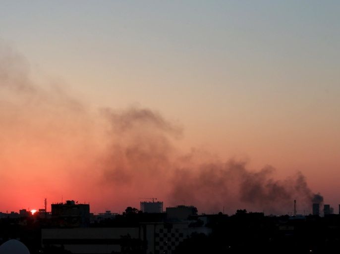 Black smoke billows in the sky above areas where clashes are taking place between pro-government forces, who are backed by the locals, and the Shura Council of Libyan Revolutionaries, an alliance of former anti-Gaddafi rebels, who have joined forces with the Islamist group Ansar al-Sharia in Benghazi, Libya July 8, 2015. REUTERS/Esam Omran Al-Fetori