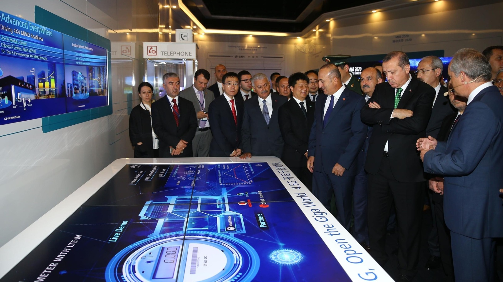 ‪(غيتي)‬ أردوغان خلال زيارة لأحد المشاريع التكنولوجية الصينية في بكين 