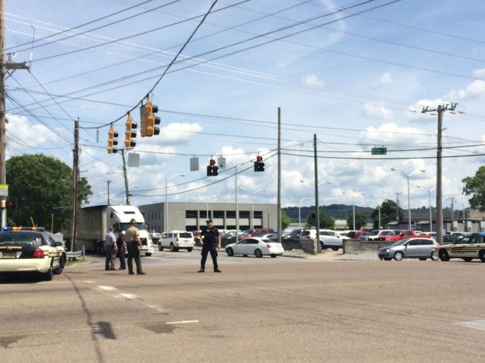 Police hold their positions at a road block, near the location a gunman was shot by police, on Amnicola highway in Chattanooga, Tennessee on July 16, 2015. Four Marines were killed in twin shootings at US military centers in the southern state of Tennessee, officials said, opening a probe into what they said was a possible act of "domestic terrorism." At least two people were injured during the incidents in Chattanooga -- a police officer and a Marine Corps recruiter. The gunman was shot dead, city mayor Andy Berke told reporters. AFP PHOT