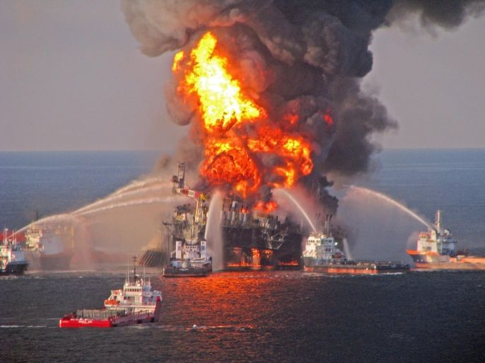 (FILE) A file picture released by the US Coast Guard on 22 April 2010 shows a fire aboard the mobile offshore oil drilling unit Deepwater Horizon, located in the Gulf of Mexico some 80 kilometers southeast of Venice, Louisiana, USA. An explosion on board BP's mobile offshore drilling rig Deepwater Horizon on 20 April 2010 triggered the worst oil spill in US history. Reports on 02 July 2015 state the US government and Gulf States have agreed on a tentative settlement whereby British BP is to pay compensation for damages caused by the Deepwater Horizon oil spill. According to the settlement, BP will pay 18,7 billion USD in damage compensation over a period of 18 years. EPA/US COAST GUARD / HANDOUT *** Local Caption *** 51549747