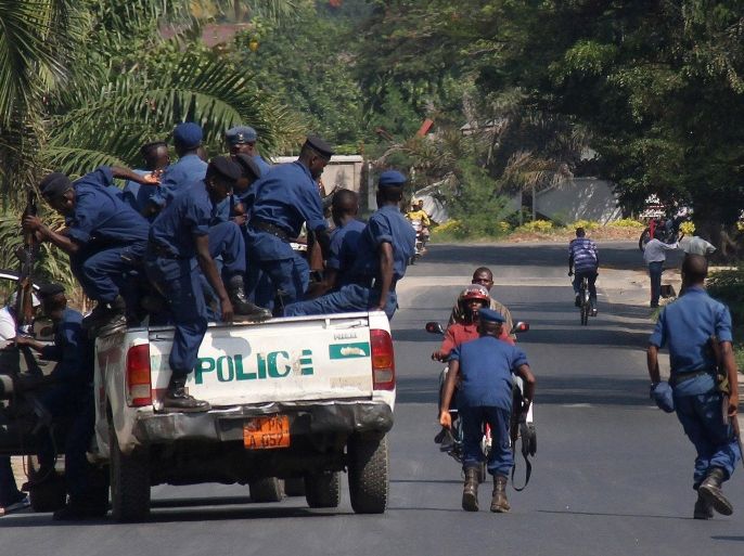 Burundian police arrive to set up a road block in the Burundian capital on July 6, 2015 in the wake of a crisis surrounding President Nkurunziza's bid to stand for a third consecutive five-year term in office. Nkurunziza's bid is branded by opponents as unconstitutional and a violation of a peace deal that brought an end to years of civil war in 2006. AFP PHOTO / Landry NSHIMIYE