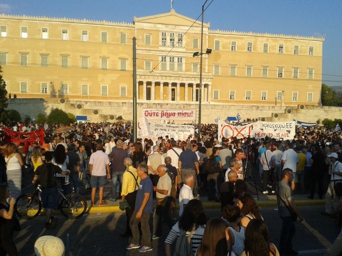 أثينا 29-6-2015 متظاهرون امام البرلمان اليوناني رفضاً لسياسات التقشف الأوروبية