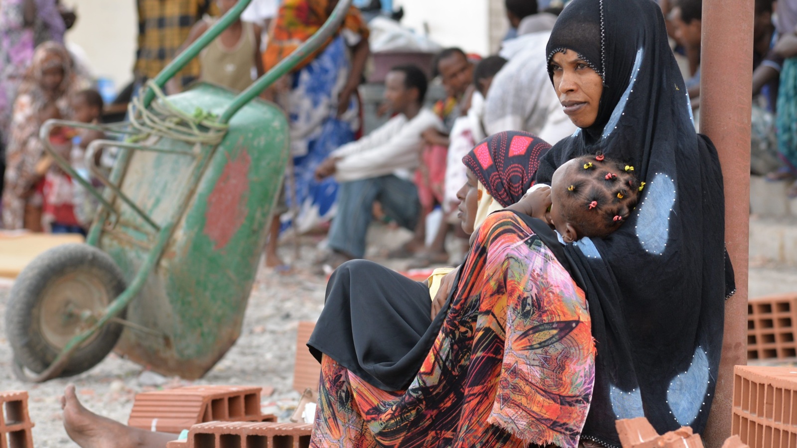 ‪آمنة إبراهيم تجلس مع طفلتها على الرصيف بعدما هربت من الاشتباكات في عدن‬ آمنة إبراهيم تجلس مع طفلتها على الرصيف بعدما هربت من الاشتباكات في عدن (الجزيرة)