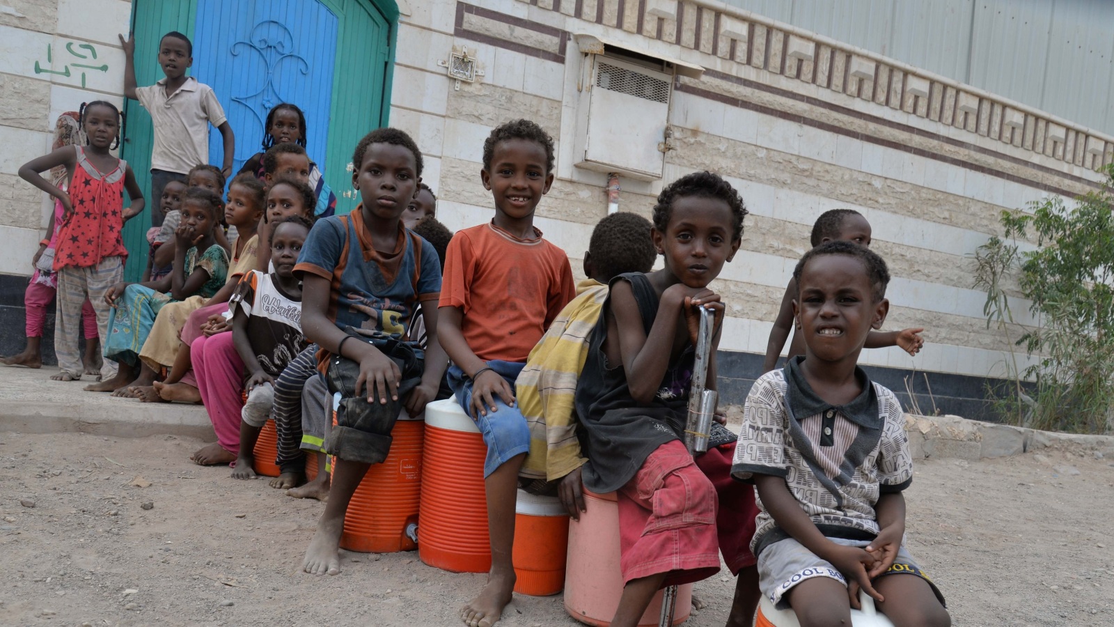 ‪‬ أطفال من اللاجئين الصوماليين  في طابور للحصول على المياه(الجزيرة)