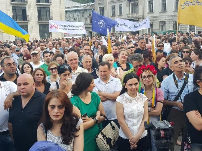 مظاهرات بالعاصمة الجورجية تبليسي يوم 19 يوليو/تموز 2015 تطالب بوقف المحادثات التي تجريها حكومة بلادهم مع روسيا