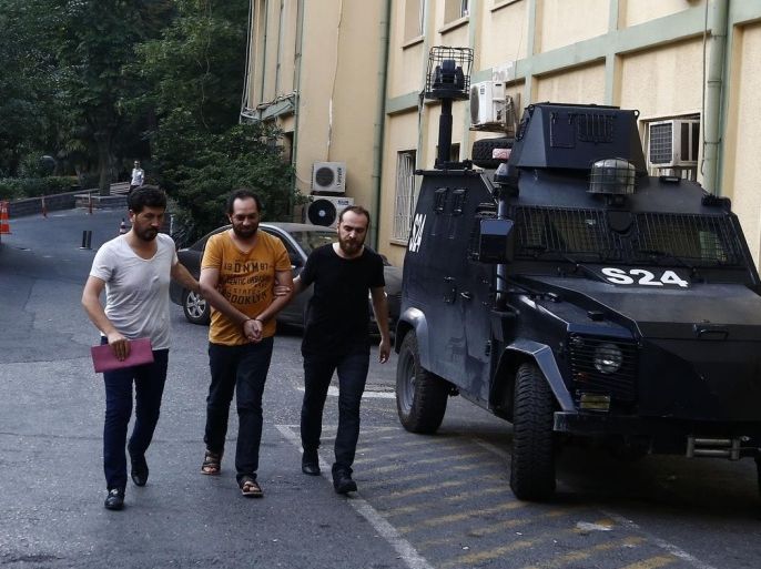 أحد الأشخاص المشتبه بانتمائهم لتنظيم الدولة أثناء اعتقاله في إسطنبول 1