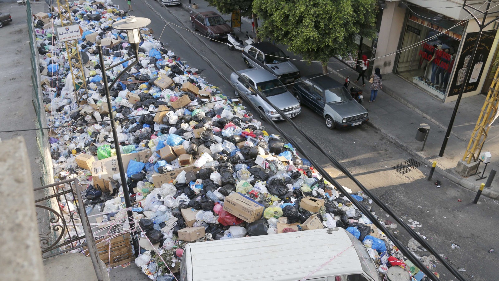 معظم طرق ضاحية بيروت الجنوبية تملؤها النفايات (الجزيرة)
