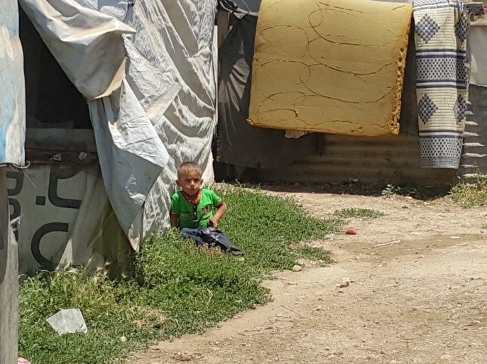 طفل سوري في مخيم رجب الذي يعتبر أكبر مخيمات منطقة البقاع في لبنان