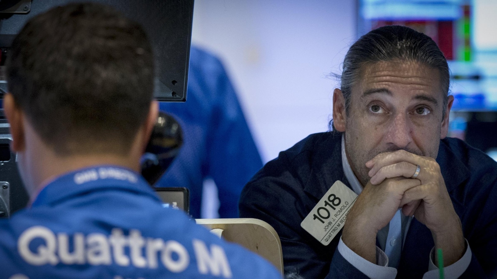 ‪أحد المتداولين في بورصة وول ستريت ويبدو على وجهه التأثر بالهبوط الحاد لأسعار الأسهم‬ (رويترز)