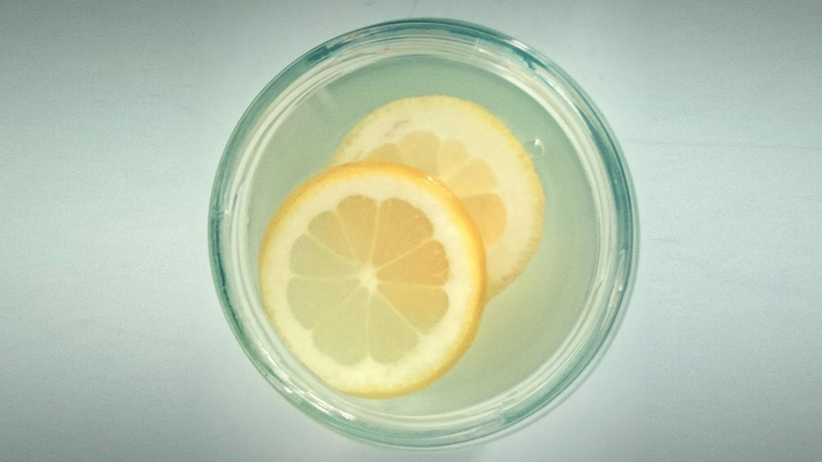 ‪يمكن لحرارة المياه أن تؤدي إلى زيادة التأثير الحمضي لعصير الليمون بشكل كبير‬  (غيتي)