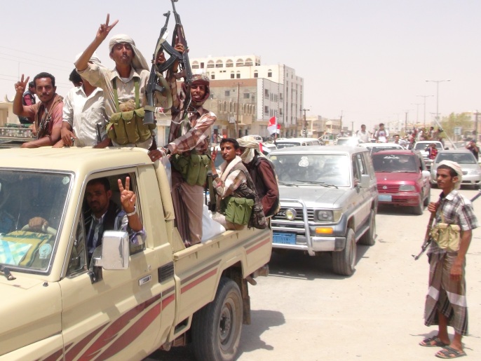‪رجال المقاومة في عتق يحتفلون بتحريرها من الحوثيين‬ (الجزيرة)