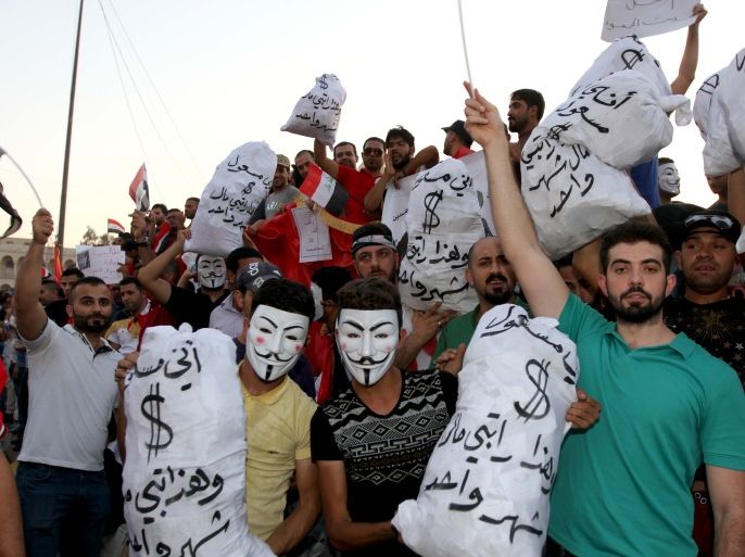 متظاهرون بالعراق يرفعون لافتات ساخرة اغسطس 2015