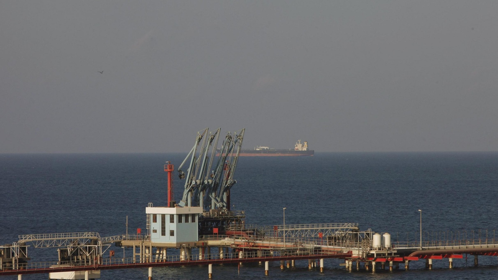 ‪منشأة لتصدير النفط في ميناء الحريقة بمدينة طبرق شرقي ليبيا‬ (رويترز)