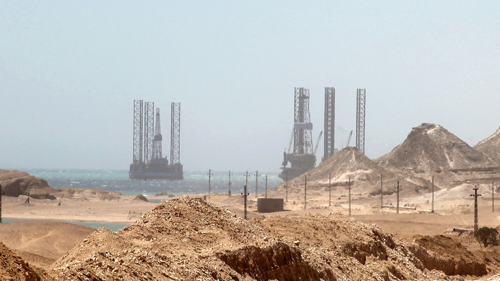 ‪منصات للتنقيب عن الطاقة في مياه مصر قرب منطقة أبو زنيمة في شبه جزيرة سيناء‬ (الأوروبية)