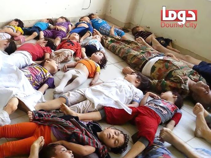 صورة بثها ناشطون ليلة المجزرة لعشرات الأطفال الذين ماتوا اختناقا بغاز السارين في دوما في أغسطس 2013