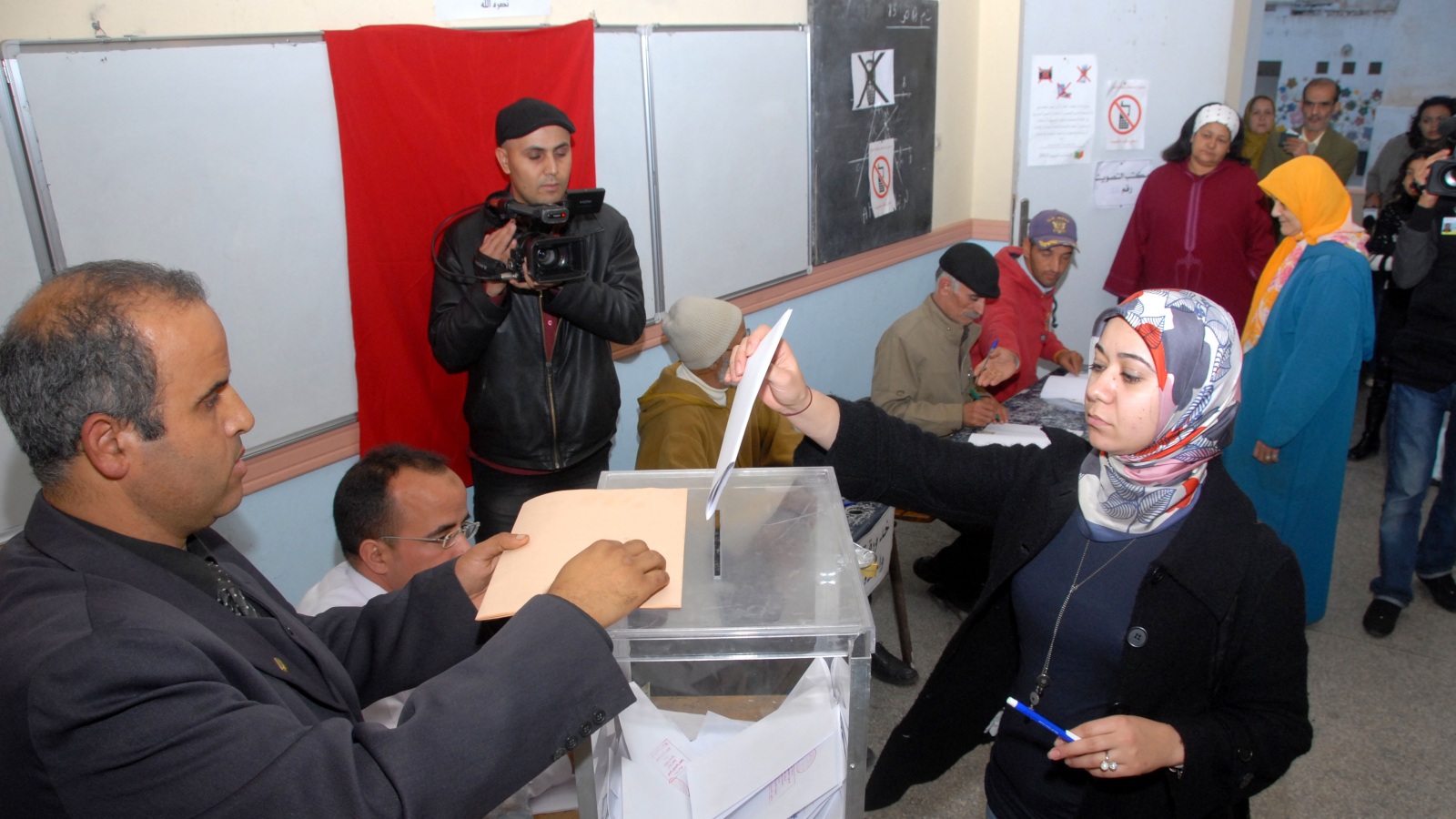 مشهد من مشاركة مواطنين مغاربة في انتخابات سابقة (الجزيرة نت-أرشيف)