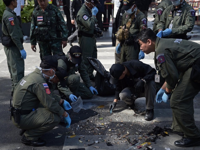 ‪(غيتي)‬ الشرطة التايلندية تبحث عن أدلة في مكان الانفجار 