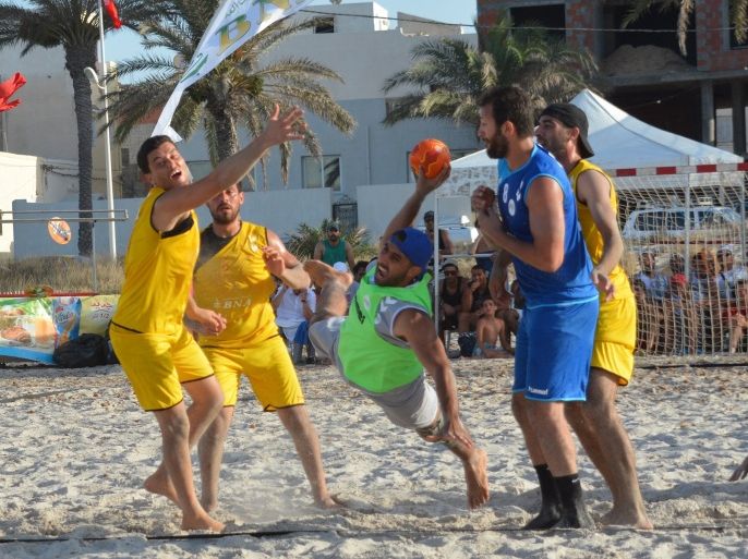 تونس ـ أغسطس 2015 ـ صورة من مباراة نصف النهائي لمسابقة كرة اليد الشاطئية بين فريقي بني خيار والقيروان ضمن دورة الألعاب الشاطئية الأولى بتونس