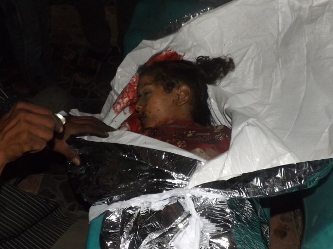 طفلة ضمن عشرات الضحايا المدنيين سقطوا خلال قصف الحوثيين على احياء سكنية بمدينة تعز 20 8 2015 (سمير حسن الجزيرة نت)