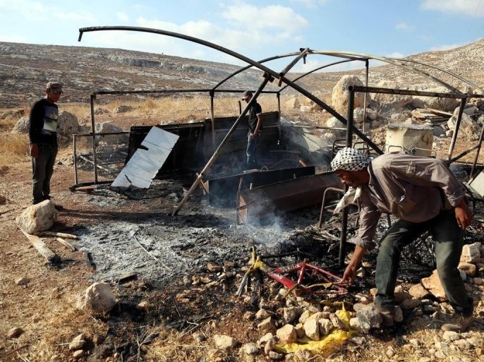 أحرق مستوطنون يهود، صباح اليوم الخميس، خيمة فلسطينية تستخدم للسكن في منطقة عين سامية إلى الشرق من رام الله وسط الضفة الغربية المحتلة، بحسب سكان محليون.