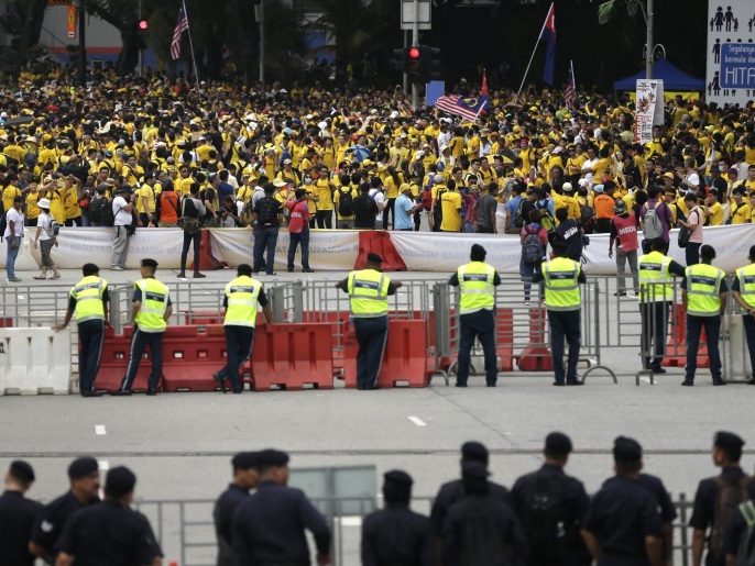  الشرطة تفرض طوقا يمنع المتظاهرين من النزول إلى الشوارع (الأوروبية)