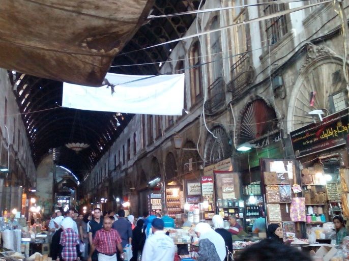 اق دمشق القديمة حيث تعرض عشرات التجار لحملات مداهمة المكتب السري التابع للجمارك بهدف الحصول على أتاوات - تموز 2015