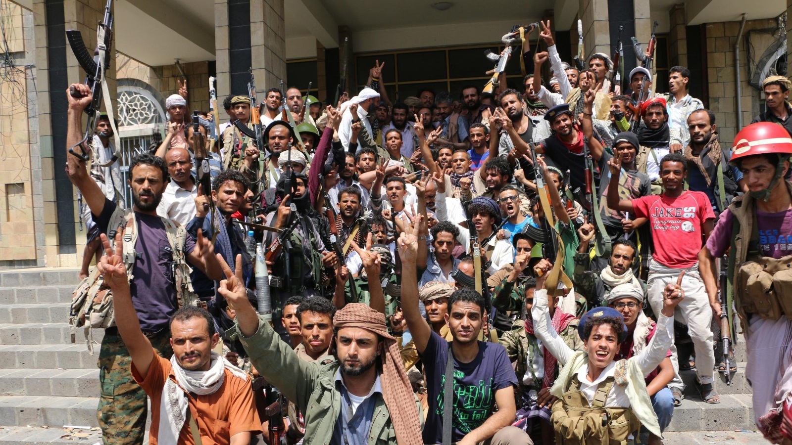 ‪عناصر من المقاومة في تعز يعبرون عن ابتهاجهم بالمكاسب التي حققوها على حساب الحوثيين‬ (أسوشيتد برس)