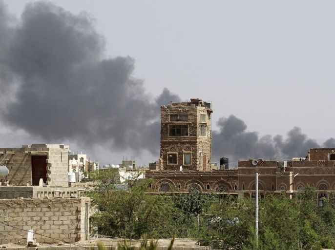 Smoke billows following air-strikes by the Saudi-led coalition on a weapons depot at a military airport, currently controlled by Yemeni Shiite Huthi rebels, in the capital Sanaa on August 20, 2015. Yemen has been wracked by conflict since March, when the Saudi-led coalition launched air strikes against the rebels as they advanced on the main southern city of Aden, after seizing the capital in September. AFP PHOTO / MOHAMMED HUWAIS