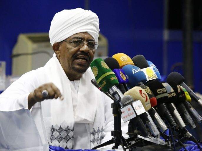 SUDAN : Sudanese President Omar al-Bashir addresses top officials from his ruling National Congress Party (NCP) during a meeting on August 21, 2015 in the capital Khartoum, as he presses efforts to start talks to resolve Sudan's ailing economy and the conflicts on its peripheries. AFP PHOTO/ ASHRAF SHAZLY