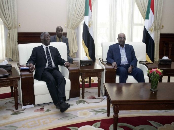 Former South African President Thabo Mbeki (L) meets with Sudanese President Omar al-Bashir (R) at the Presidential palace in Khartoum on August 3, 2015. AFP PHOTO / EBRAHIM HAMID