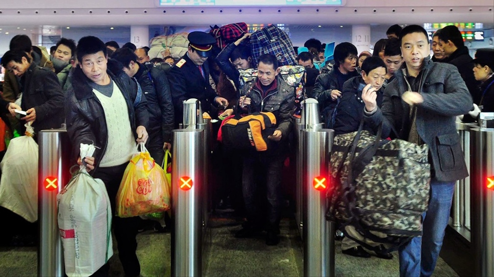 ‪حركة نشطة في المطارات ومحطات القطارات في الصين بالعطل الرسمية والأعياد‬ (الجزيرة)
