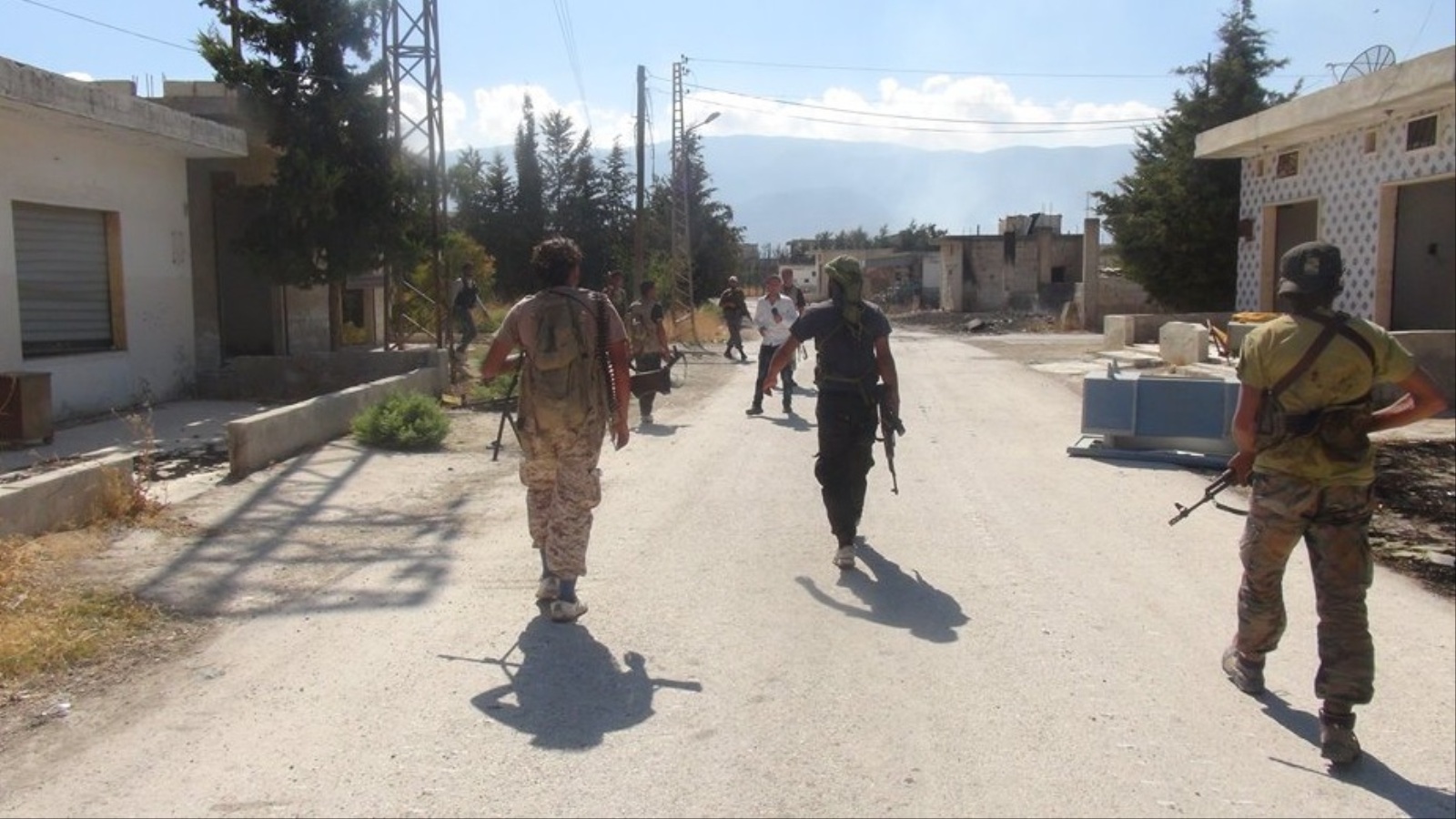عناصر من جيش الفتح أثناء الهجوم على قوات النظام بسهل الغاب (الجزيرة)