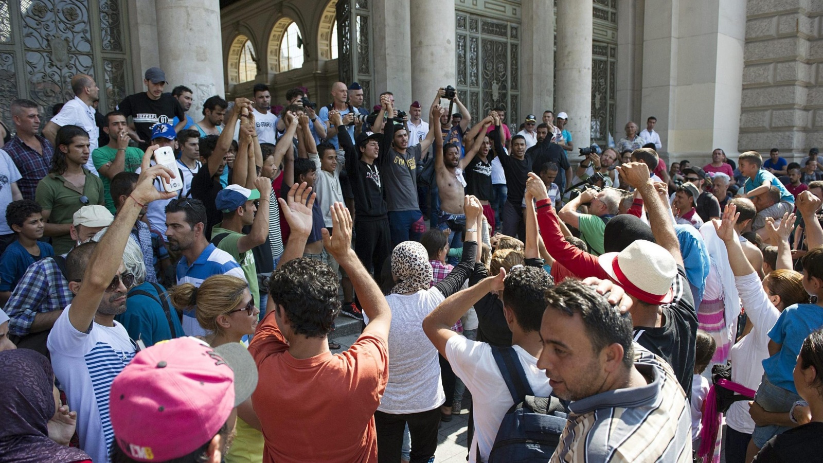 ‪لاجئون في بودابست يتظاهرون للسماح لهم بأن يستقلوا القطار إلى ألمانيا‬ (الأوروبية)