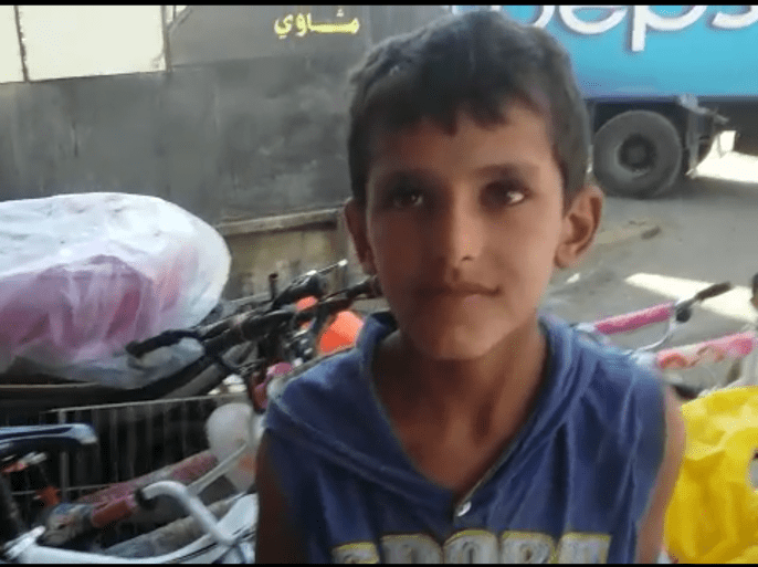 لبنان - البقاع أغسطس 2015 - طفل سوري يعمل في محل الألعاب ليساعد عائلته اللاجئة في تسديد إيجار المنزل