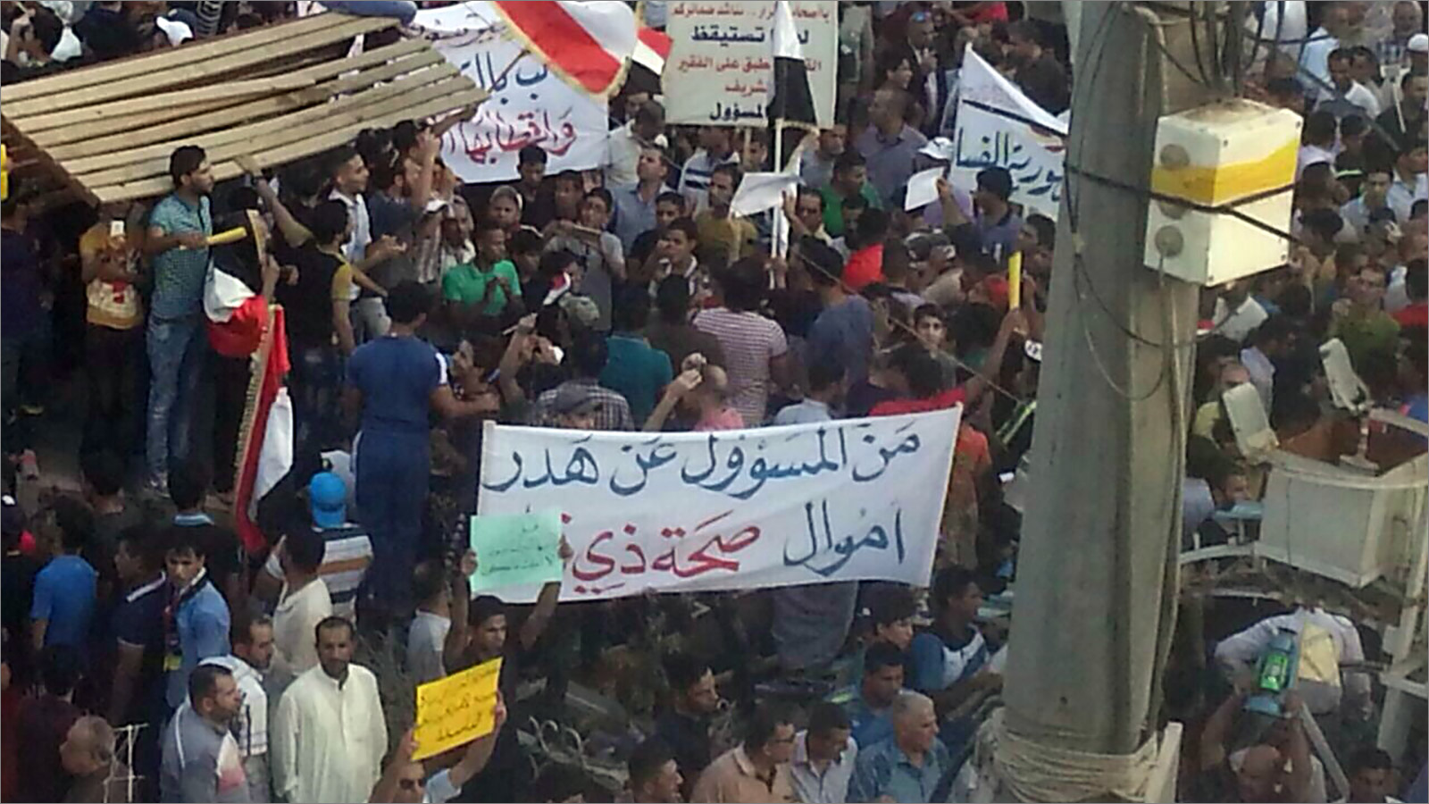 ‪جانب من مظاهرات الناصرية ضد استشراء الفساد‬ (الجزيرة)