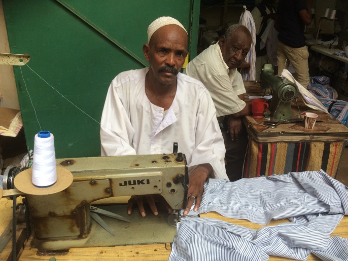 إبراهيم الرضي في محل لصناعة الثياب التقليدية السودانية(الجزيرة)