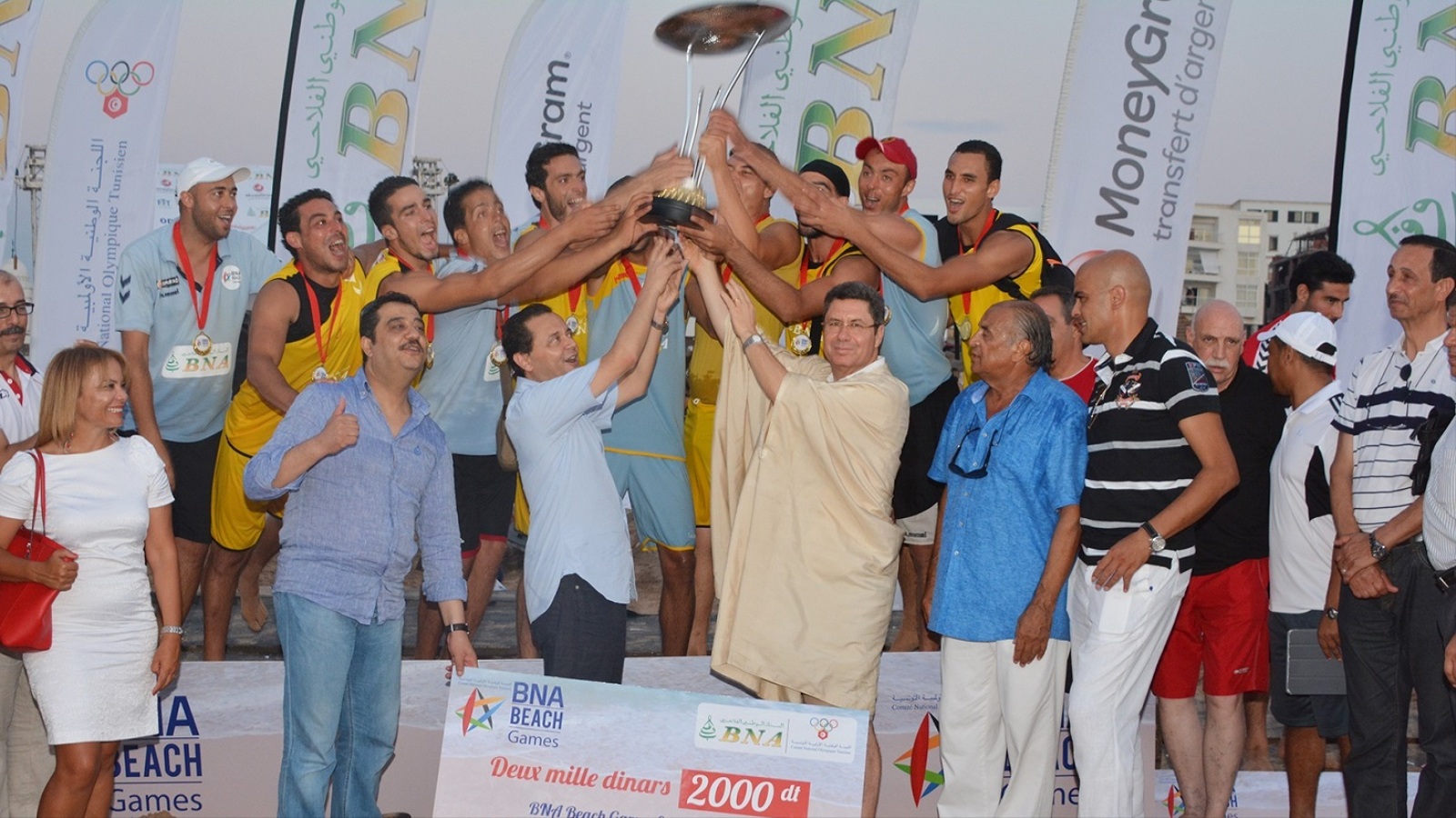 مراسم تتويج نادي بني خيار بكأس مسابقة كرة اليد ضمن دورة الألعاب الشاطئية (الجزيرة نت)