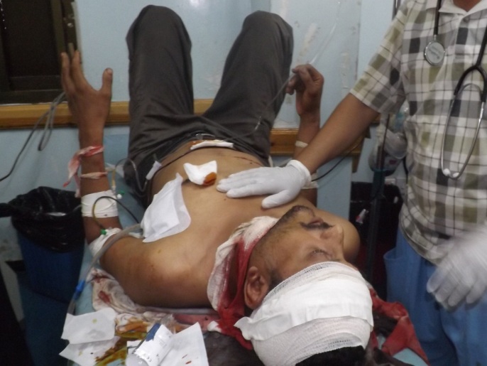‪صورة لجريح مدني أصيب بقصف للحوثيين في محيط جبل جرة شمال محافظة تعز‬ (الجزيرة)