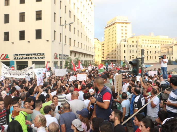 ‪آلاف المحتجين امتلأت بهم ساحة رياض الصلح بوسط بيروت أمس‬  (الجزيرة)