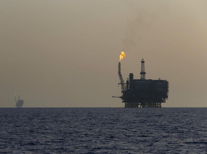 Offshore oil platforms are seen at the Bouri Oil Field off the coast of Libya August 3, 2015. Oil prices lurched 5 percent lower on Monday to their lowest since January, taking global benchmark Brent below $50 a barrel as weak factory activity in China deepened a commodity-wide rout. REUTERS/Darrin Zammit Lupi MALTA OUT. NO COMMERCIAL OR EDITORIAL SALES IN MALTA