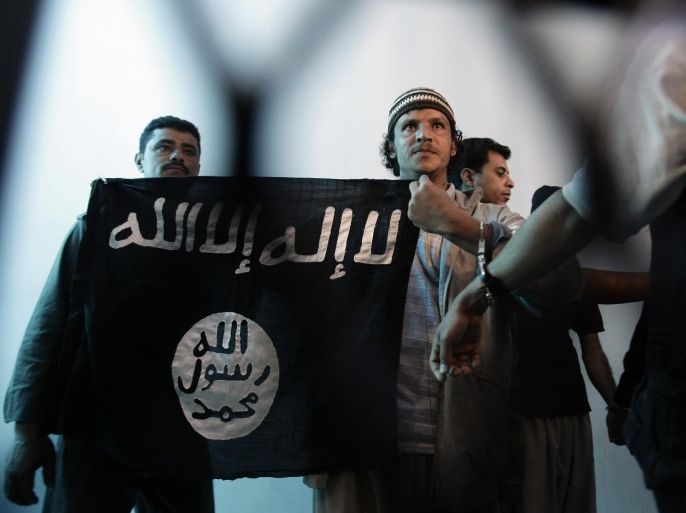 عنصر من تنظيم القاعدة يرفع علم التنظيم في محكمة أمن الدولة بصنعاء- أسوشيتيدبرس