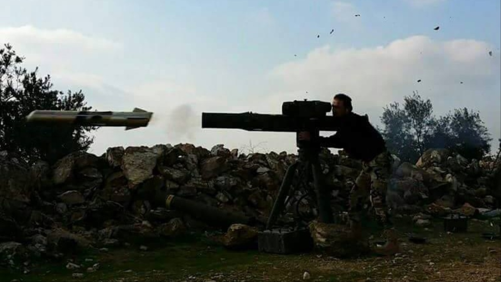 أحد مقاتلي جيش الفتح يطلق صاروخا مضادا للدروع خلال معارك سهل الغاب (الجزيرة نت)