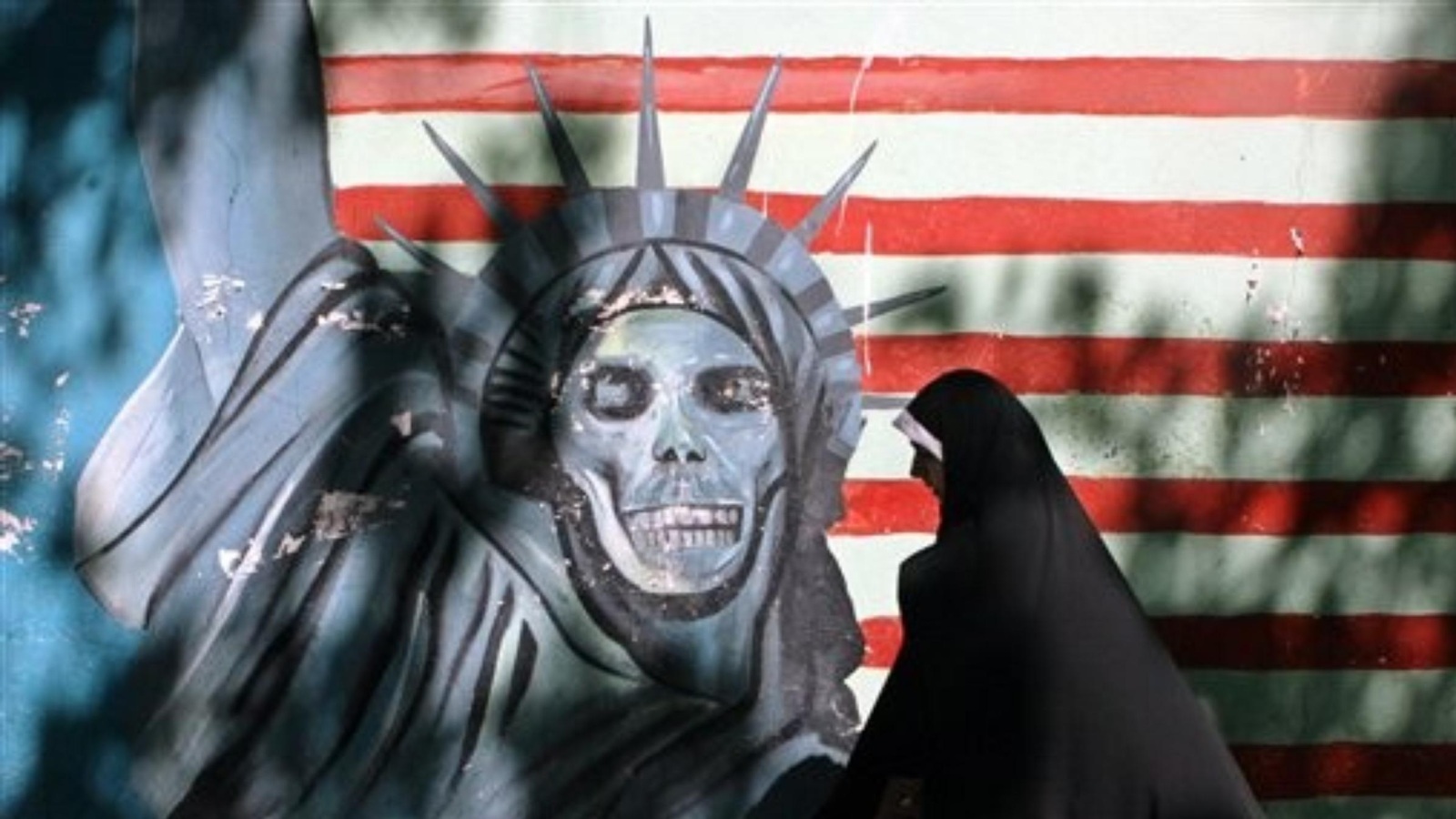 ‪النظام الإيراني قد يواجه تحديا لسياسته الداخلية القائمة على شيطنة أميركا بعد دخول الاستثمارات الأجنبية‬ (أسوشيتد برس)